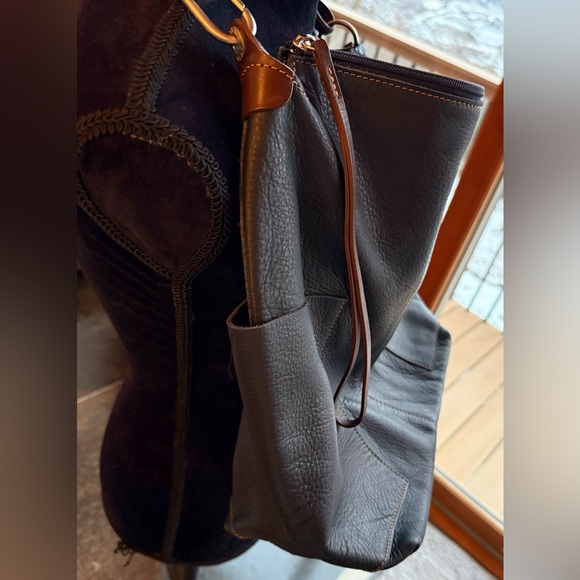 NWOT Peter Kent, Argentina, pebbled navy blue leather, brown strap, zipper pull - Picture 11 of 16